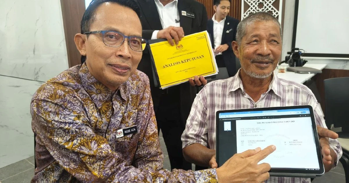 Usia 61 Tahun Bukan Penghalang, Warga Emas Ini Duduki SPM 2025 Cabar Keupayaan Diri