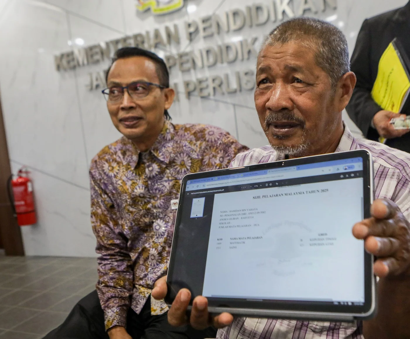 Usia 61 Tahun Bukan Penghalang, Warga Emas Ini Duduki SPM 2025 Cabar Keupayaan Diri