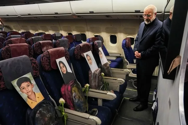 Tragedi Minab Ragut Nyawa Pelajar Sekolah, Pesawat Delegasi Ke Pakistan Dipenuhi Gambar Mangsa 4 Tragedi Minab Ragut Nyawa Pelajar Sekolah, Pesawat Delegasi Ke Pakistan Dipenuhi Gambar Mangsa