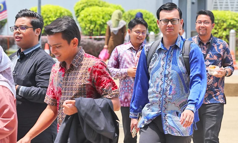Penjawat Awam Digalakkan Pakai Batik Setiap Hari, Sokong Usaha Jimat Tenaga Di Bangunan Kerajaan 9 Penjawat Awam Digalakkan Pakai Batik Setiap Hari, Sokong Usaha Jimat Tenaga Di Bangunan Kerajaan