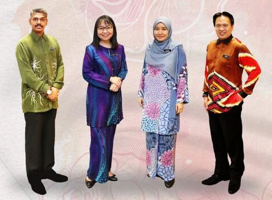 Penjawat Awam Digalakkan Pakai Batik Setiap Hari, Sokong Usaha Jimat Tenaga Di Bangunan Kerajaan 6 Penjawat Awam Digalakkan Pakai Batik Setiap Hari, Sokong Usaha Jimat Tenaga Di Bangunan Kerajaan