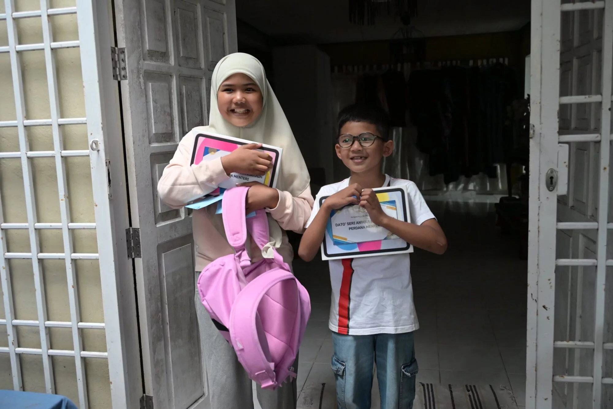 Hadiah Istimewa Jadi Balasan, Keikhlasan Dua Beradik Ini Buat Perdana Menteri Tersentuh 7 Hadiah Istimewa Jadi Balasan, Keikhlasan Dua Beradik Ini Buat Perdana Menteri Tersentuh