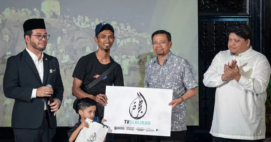 Niat Nak Hantar Ibu Umrah, Abang Minyak Hitam Jalanan Terima Hadiah Umrah Dari Menteri Agama
