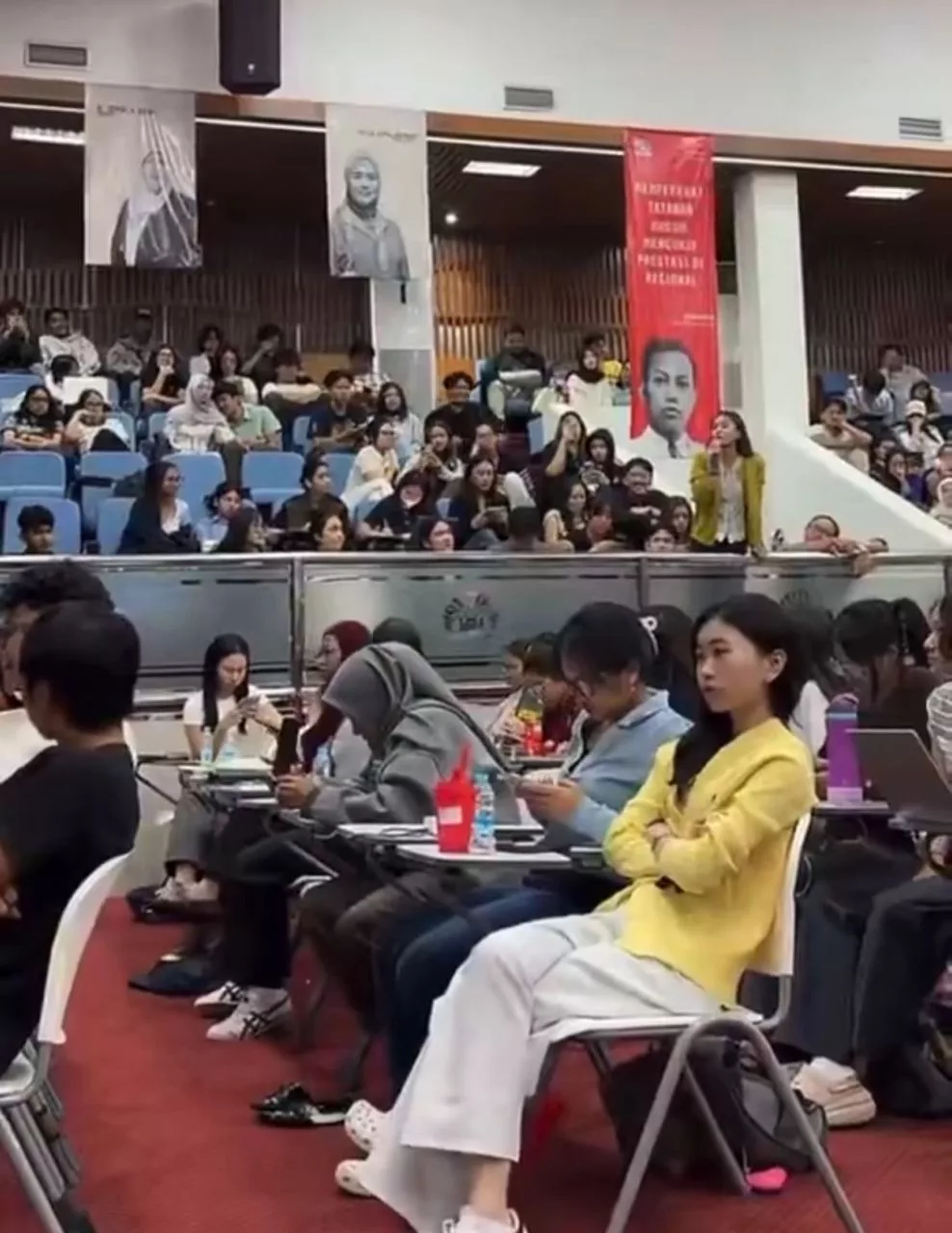 Perbualan Lucah Dalam ‘Group Chat’ Tular, 16 Pelajar Undang-Undang Universiti Indonesia Disiasat