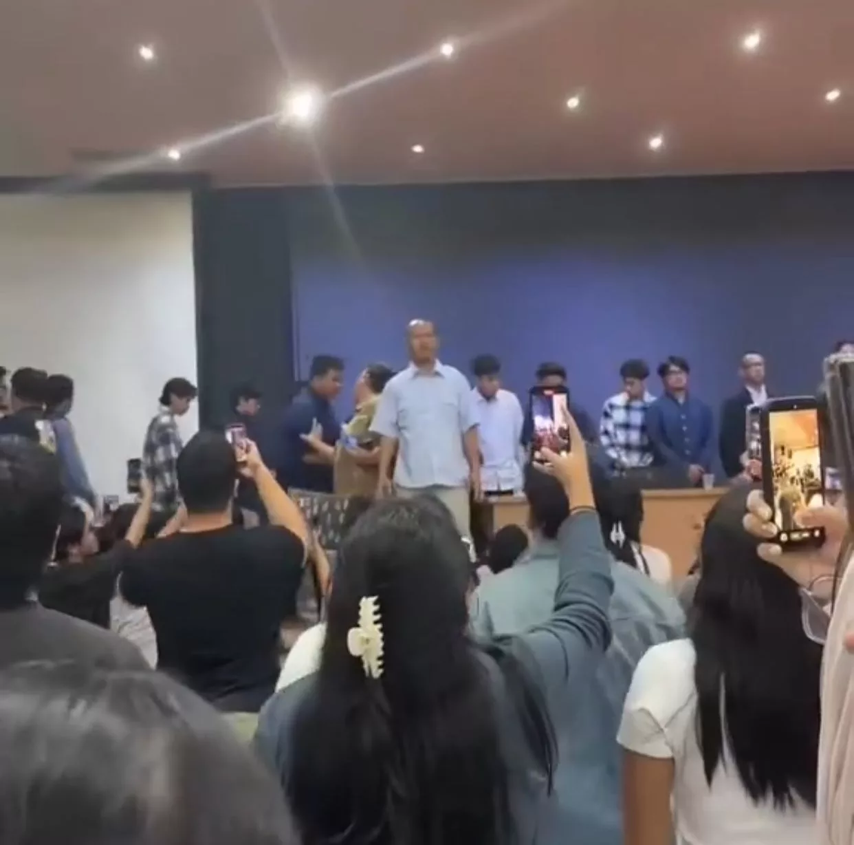 Perbualan Lucah Dalam ‘Group Chat’ Tular, 16 Pelajar Undang-Undang Universiti Indonesia Disiasat