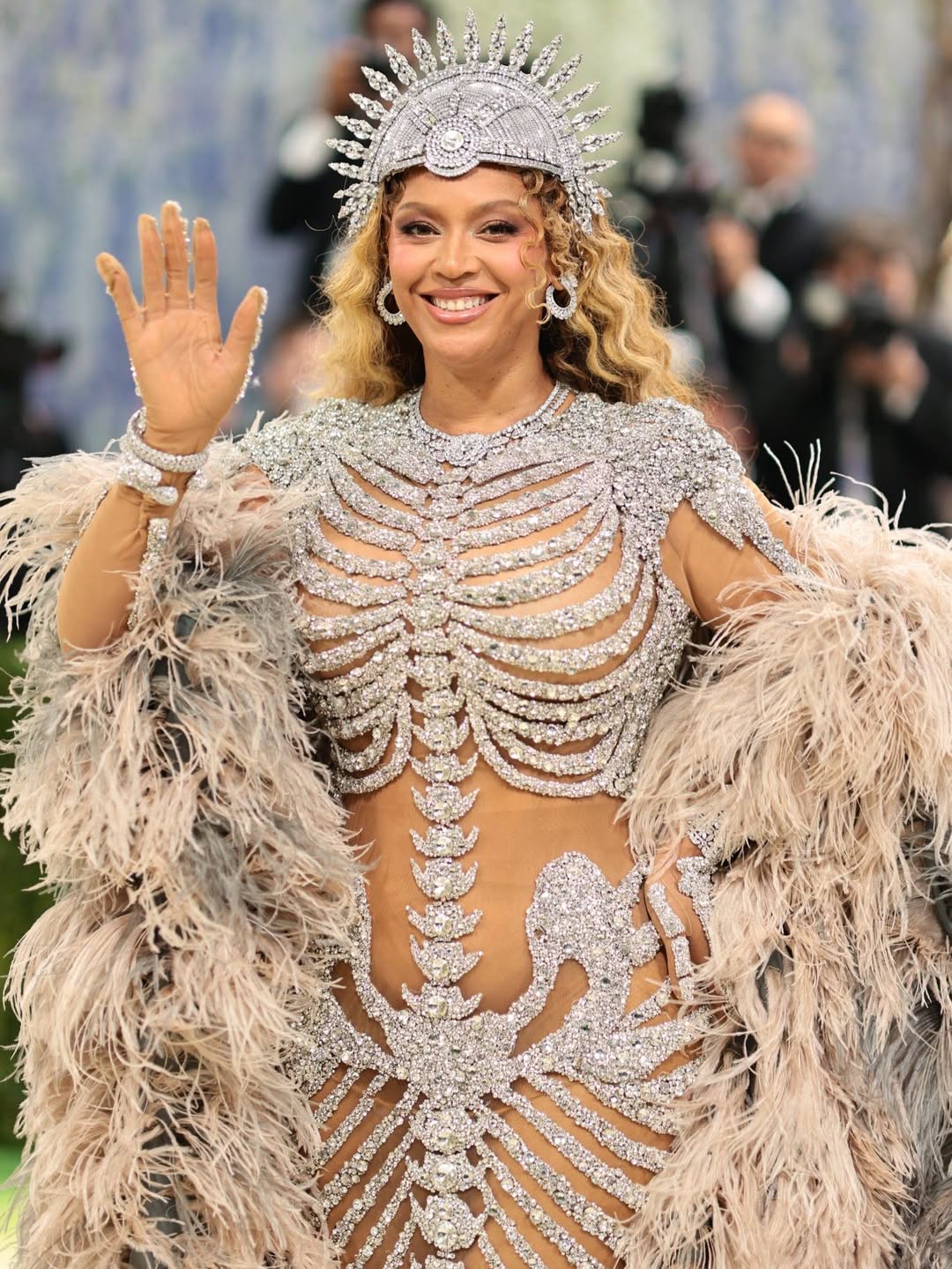 Stylist Beyoncé Gayakan Rekaan Anak Malaysia Di Met Gala, Tembus Muka Depan Wall Street Journal! 9 Stylist Beyoncé Gayakan Rekaan Anak Malaysia Di Met Gala, Tembus Muka Depan Wall Street Journal!