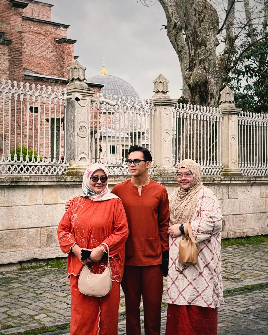 Pernah Berhenti Sekolah Demi Keluarga, Aedy Ashraf Kini Buat Ibu Bangga -“Ini Rasa Macam Hari Graduasi Saya”