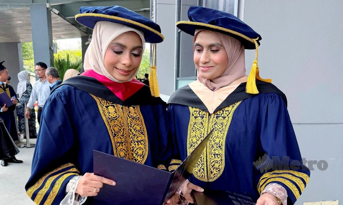 Kongsi Pentas Konvokesyen, Dua Beradik Dedikasi Kejayaan PhD Buat Arwah Ibu Bapa