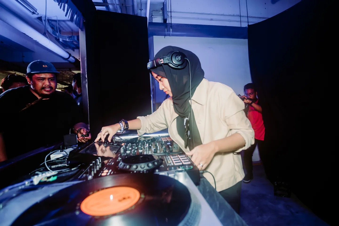DJ Berhijab Dari Ipoh, Miko Naiko Cipta Sejarah Tersendiri Di Pentas Muzik Antarabangsa