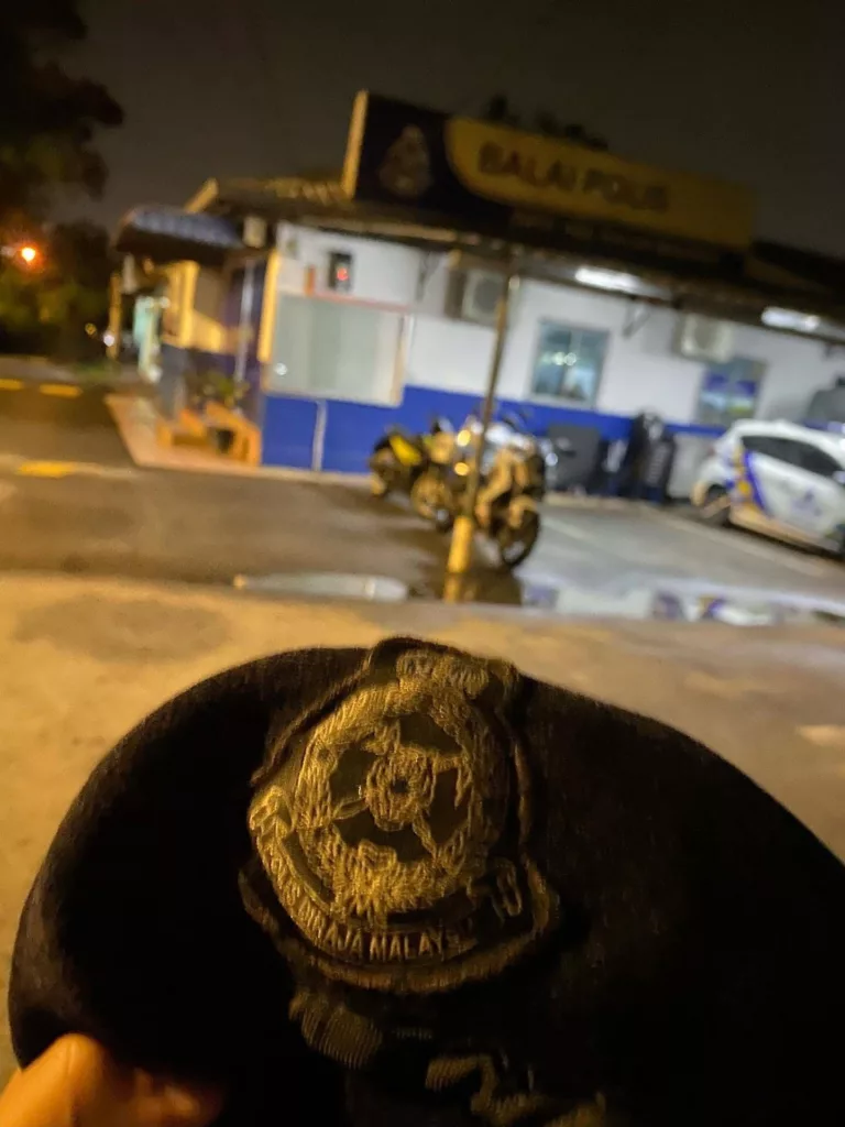 Tindakan Remaja Bersihkan Beret PDRM Sebelum Pulangkan Raih Pujian Netizen
