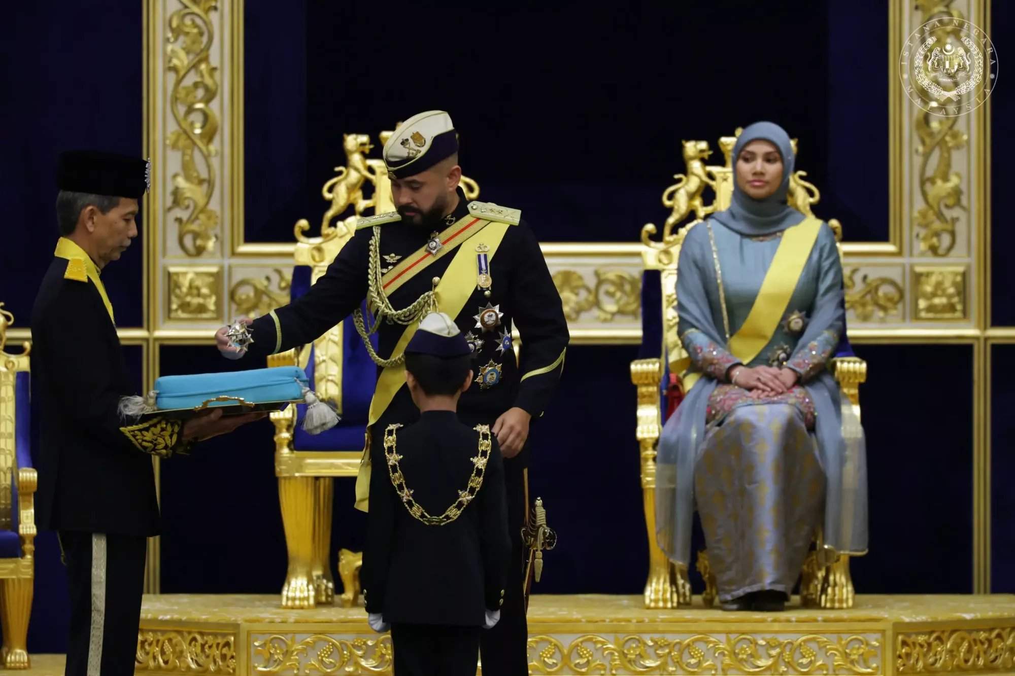 Sultan Ibrahim Kurnia Darjah Kebesaran Kepada Che’ Puan Mahkota Khaleeda, Raja Muda Johor