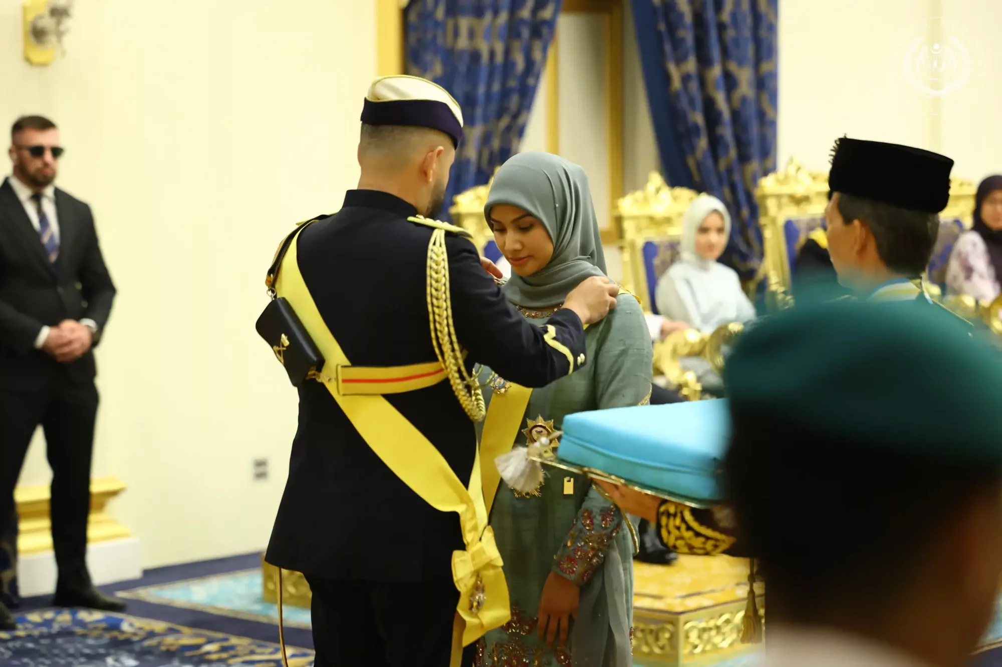 Sultan Ibrahim Kurnia Darjah Kebesaran Kepada Che’ Puan Mahkota Khaleeda, Raja Muda Johor