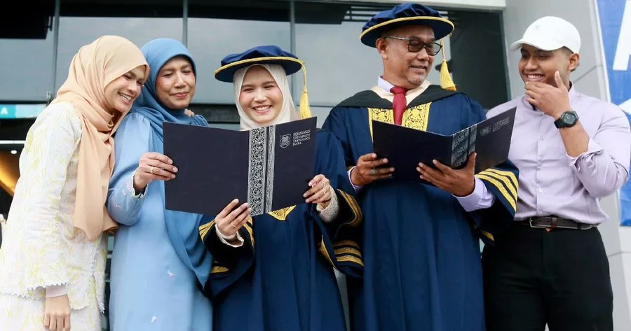 Bapa & Anak Ukir Kenangan Manis, Berjaya Tamatkan Pengajian PhD Bersama Di UiTM