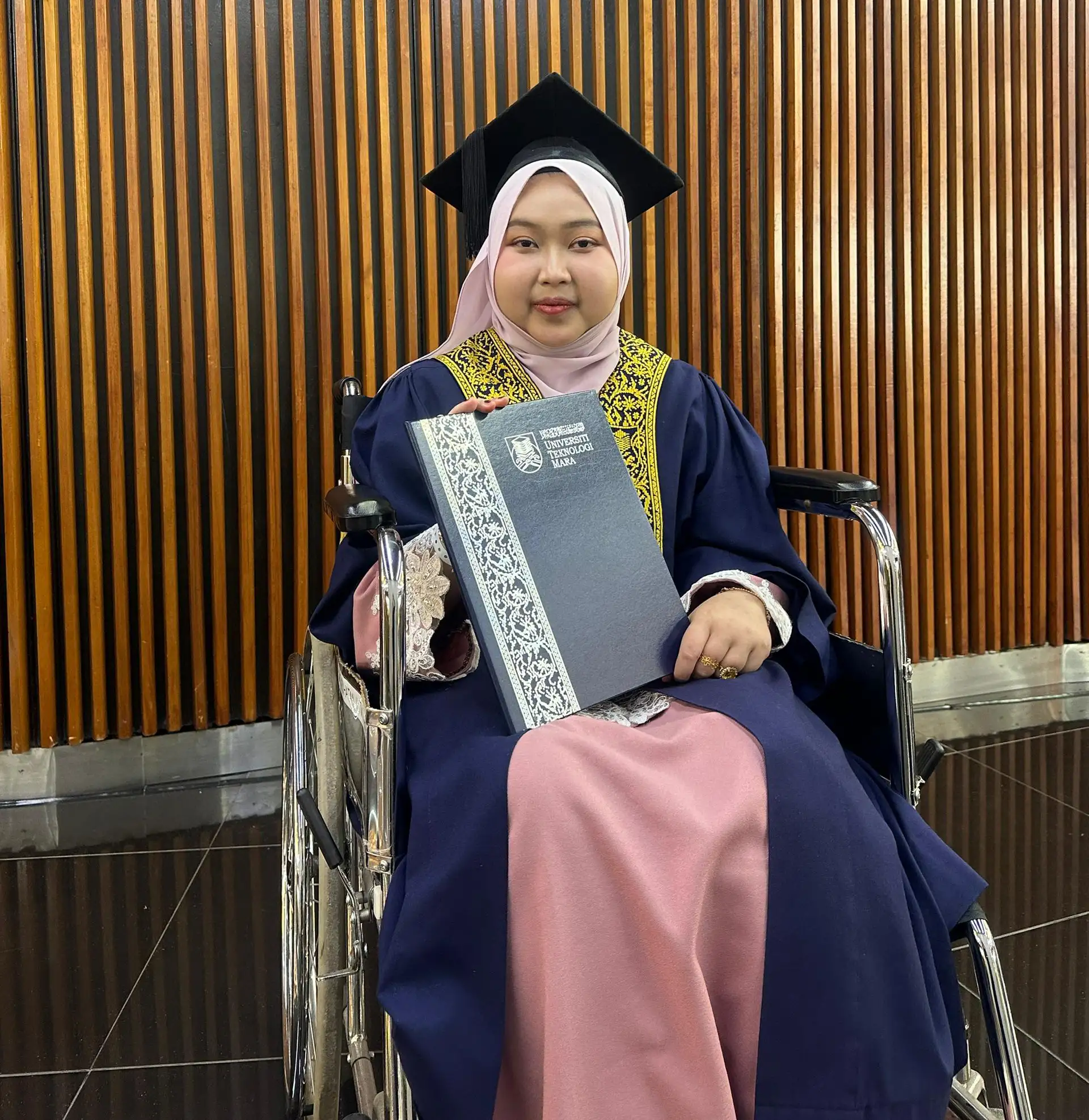 Hidap SLE Sejak Usia 18 Tahun, Siti Izzati Buktikan Sakit Bukan Penghalang Tamatkan Pengajian Di UiTM