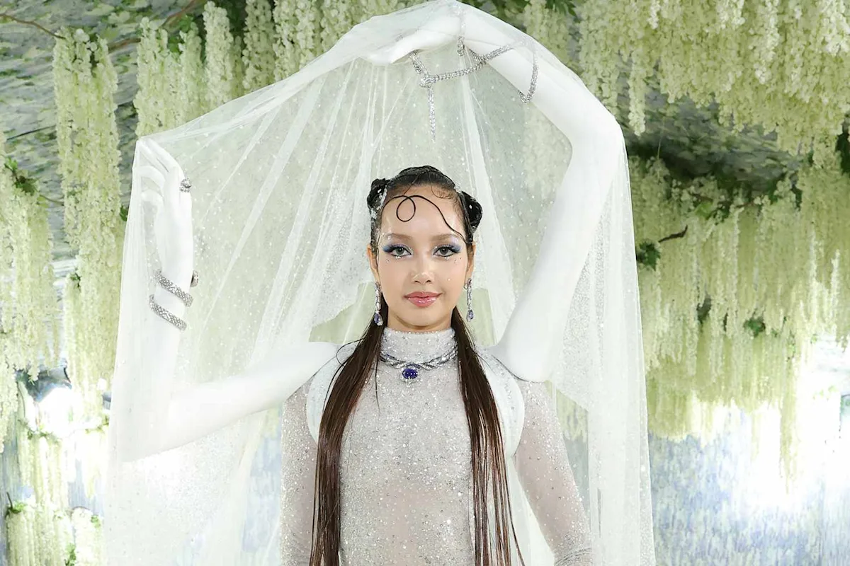 Met Gala 2026: Lisa BLACKPINK Tampil Bak Pengantin Futuristik, Busana Mewah Makan Masa Hampir 3,000 Jam Untuk Disiapkan