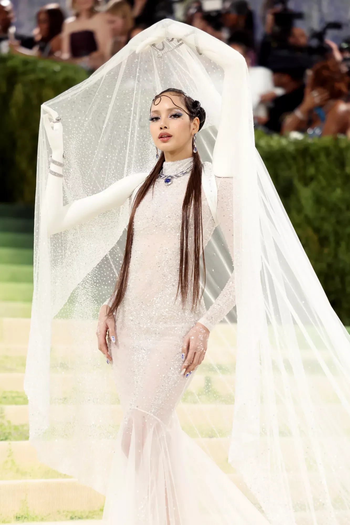 Met Gala 2026: Lisa BLACKPINK Tampil Bak Pengantin Futuristik, Busana Mewah Makan Masa Hampir 3,000 Jam Untuk Disiapkan