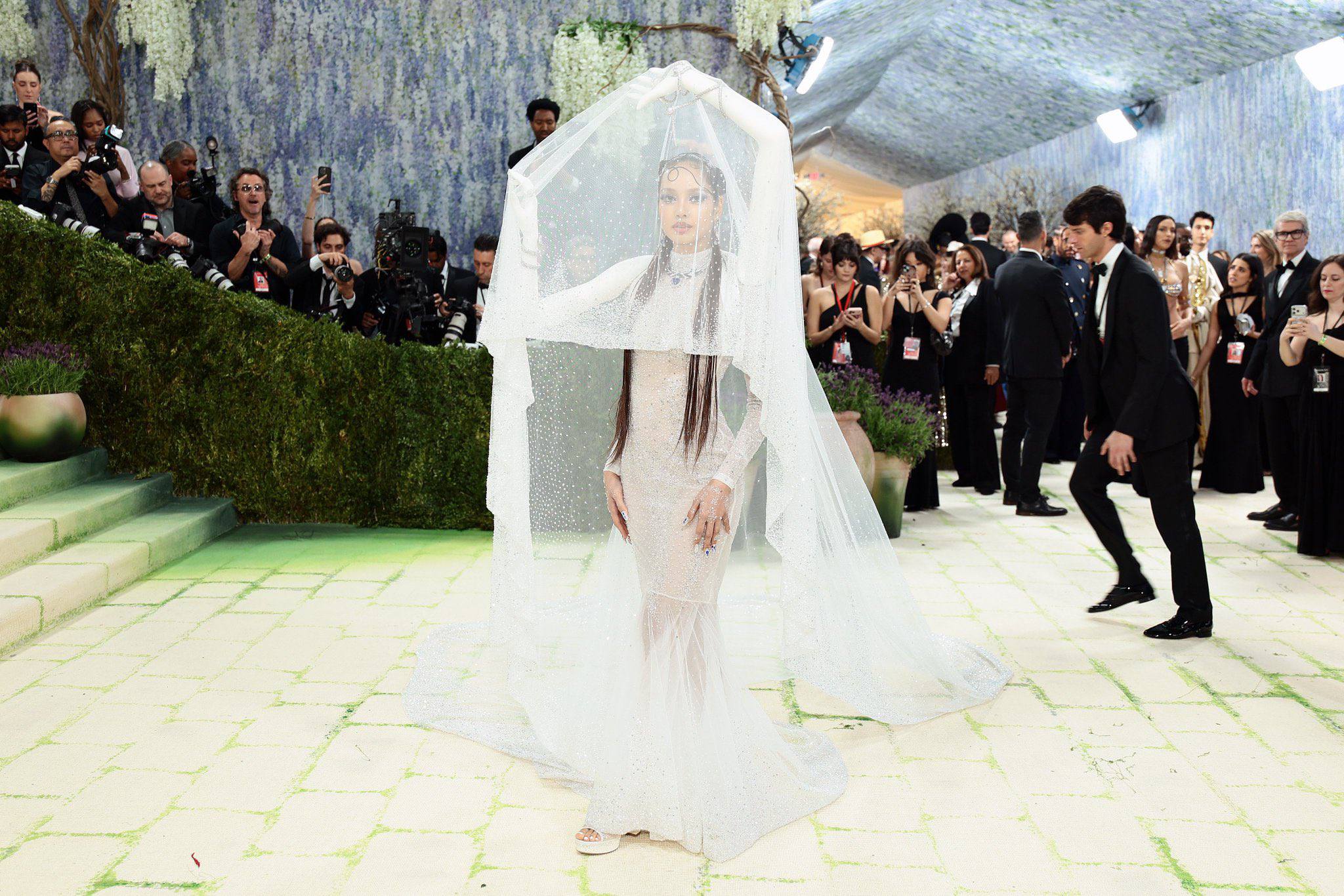 Met Gala 2026: Lisa BLACKPINK Tampil Bak Pengantin Futuristik, Busana Mewah Makan Masa Hampir 3,000 Jam Untuk Disiapkan