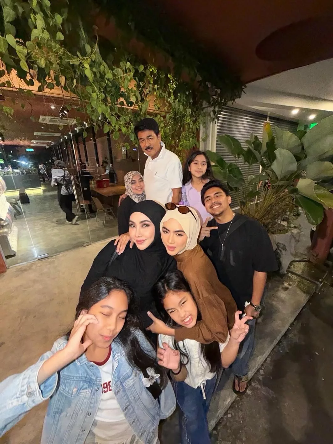 “Selamanya Manja…” -Noniswara Kongsi Momen Erysha Emyra Temani Arwah Bapa Di Hospital