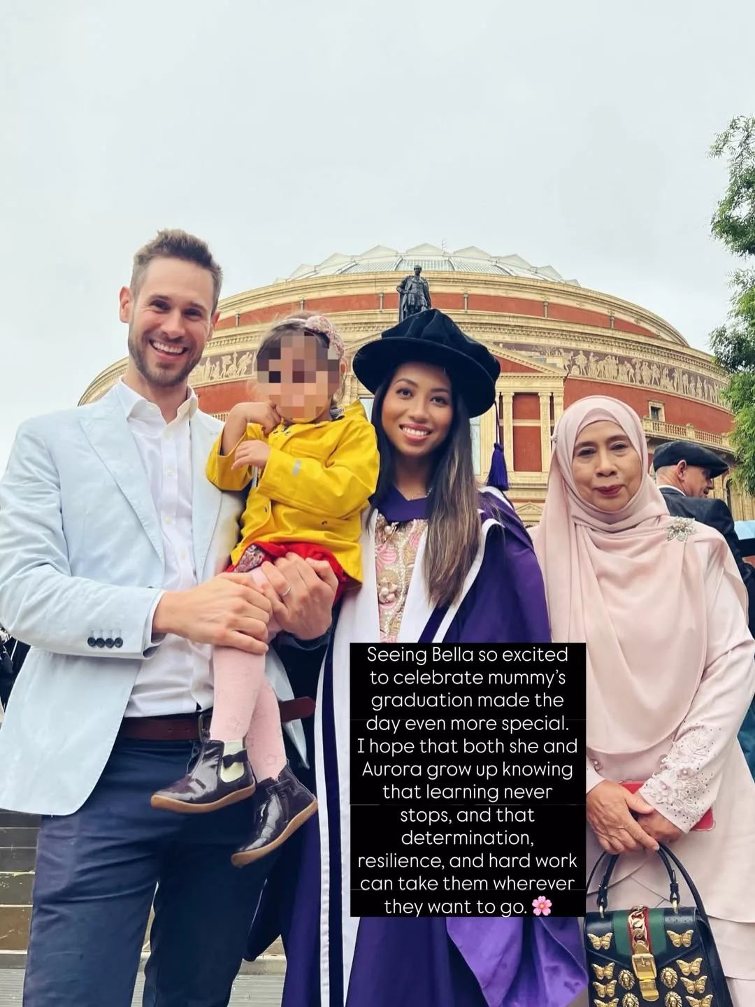 “Tiada Apa Yang Mustahil Untuk Kamu Capai” Dr. Amalina Bakri Raih PhD, Titip Coretan Bermakna Buat Dua Puteri Tersayang