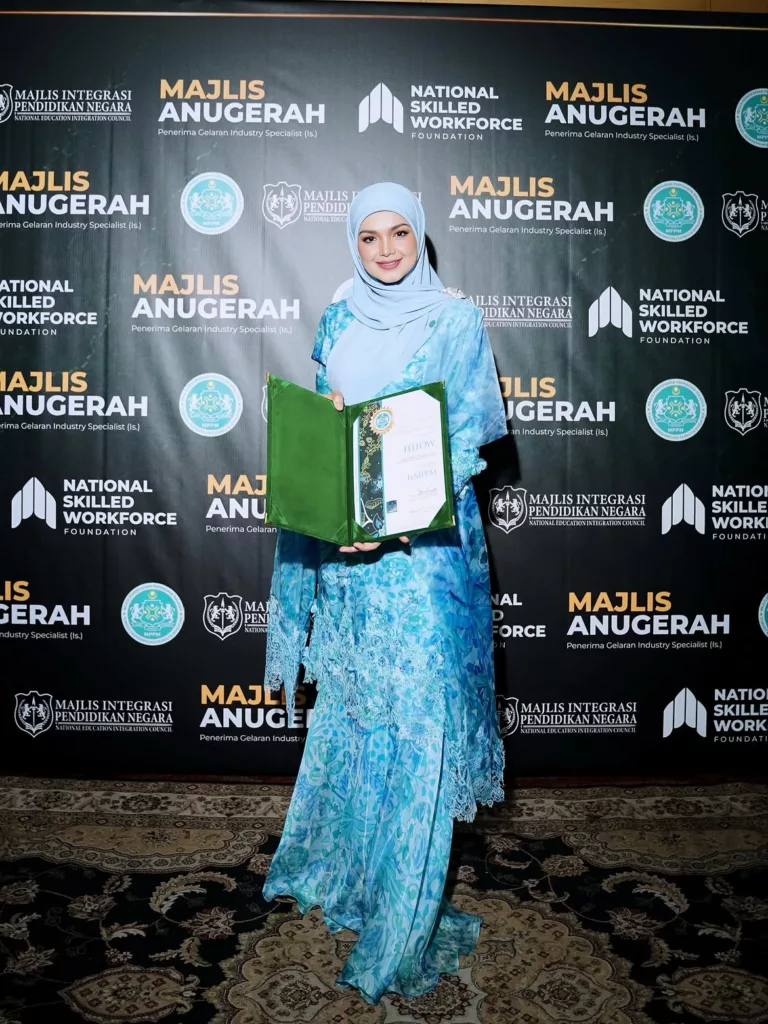Siti Nurhaliza Terima Anugerah Felo MPPM, Terus Raih Pengiktirafan Selepas Ijazah Sarjana Kehormat 5 Siti Nurhaliza Terima Anugerah Felo MPPM, Terus Raih Pengiktirafan Selepas Ijazah Sarjana Kehormat