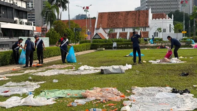 “Mentaliti Sampah Dari Rakyat Kelas Ketiga” Antara Kecaman Netizen Selepas Dataran Merdeka Dipenuhi Sampah