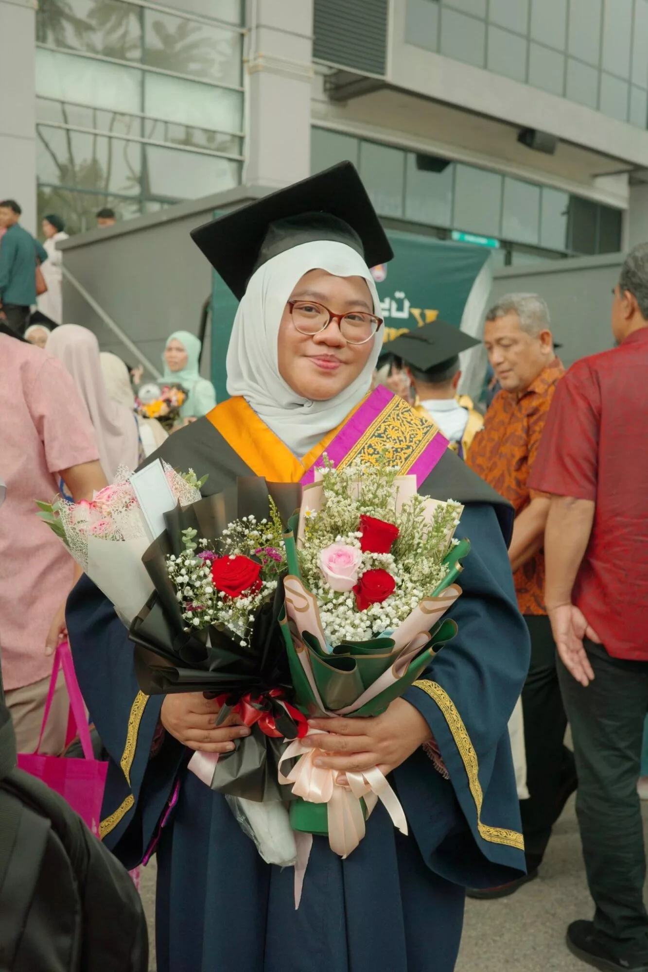Ibu Gigih Berniaga Burger Siang Malam, Anak Tunggal Kini Berjaya Ke Universiti Oxford!