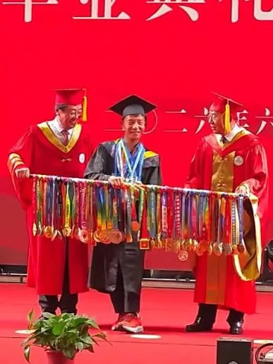 Bawa Lebih 70 Pingat Maraton Ke Konvokesyen, Graduan Ini Biayai Pengajian Melalui Larian 5 Bawa Lebih 70 Pingat Maraton Ke Konvokesyen, Graduan Ini Biayai Pengajian Melalui Larian