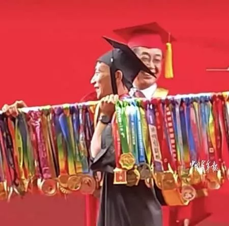 Bawa Lebih 70 Pingat Maraton Ke Konvokesyen, Graduan Ini Biayai Pengajian Melalui Larian 6 Bawa Lebih 70 Pingat Maraton Ke Konvokesyen, Graduan Ini Biayai Pengajian Melalui Larian