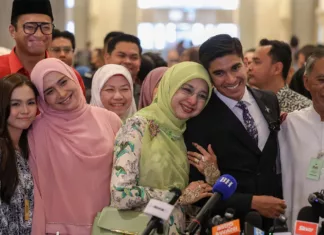 “Bella Layak Jadi Menantu Saya, Sekarang Boleh Ikat Bunga Telur…” Ibu Syed Saddiq Lega, Persiapan Kahwin Kini Boleh Diteruskan