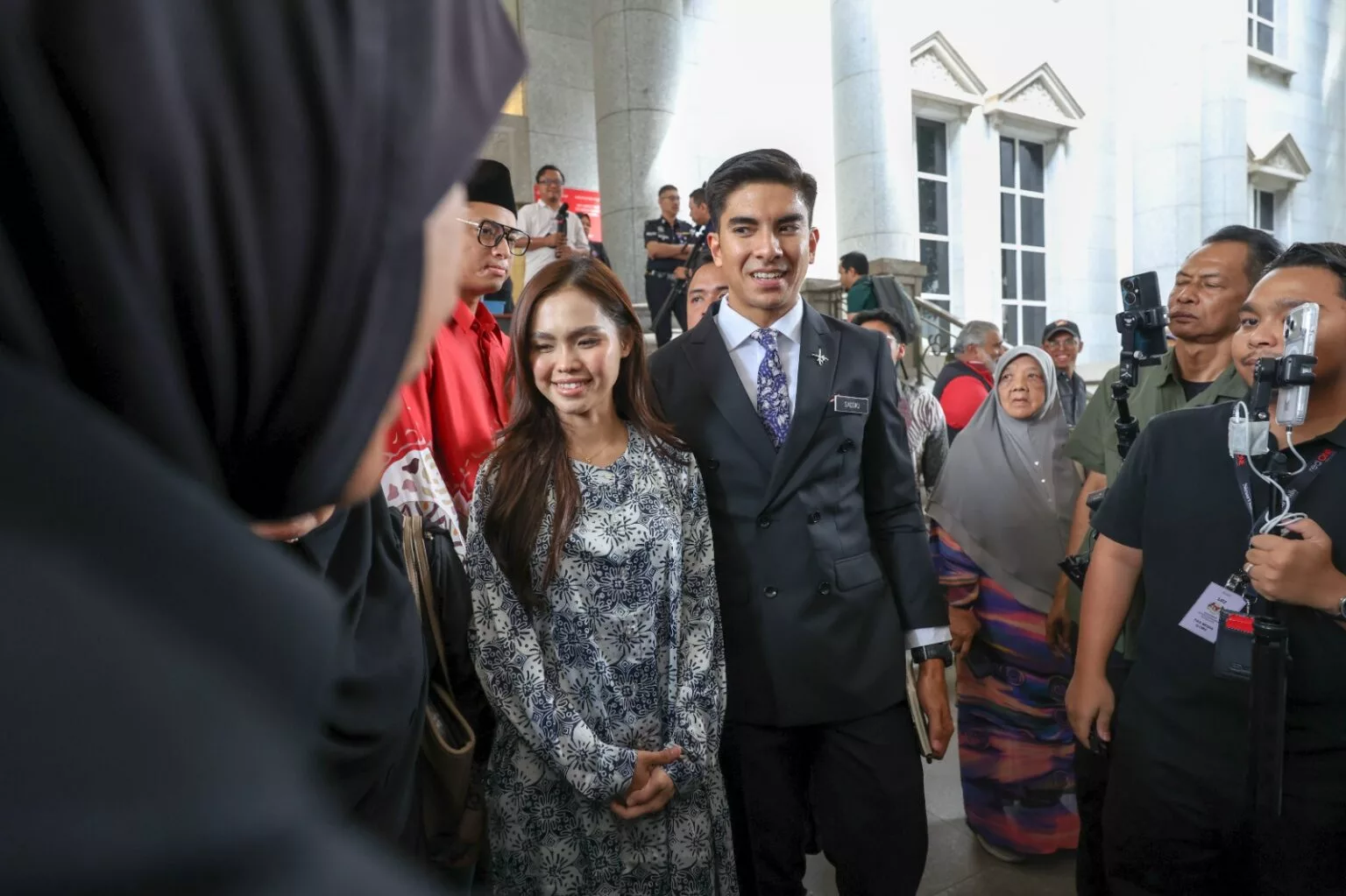 “Bella Layak Jadi Menantu Saya, Sekarang Boleh Ikat Bunga Telur…” Ibu Syed Saddiq Lega, Persiapan Kahwin Kini Boleh Diteruskan