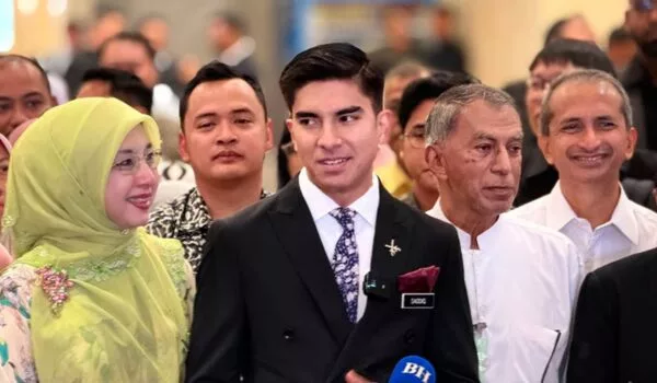 Bella Astillah Terharu, Baru Sedar Syed Saddiq Sentiasa Pakai Tali Leher Hadiahnya Ke Mahkamah 9 Bella Astillah Terharu, Baru Sedar Syed Saddiq Sentiasa Pakai Tali Leher Hadiahnya Ke Mahkamah