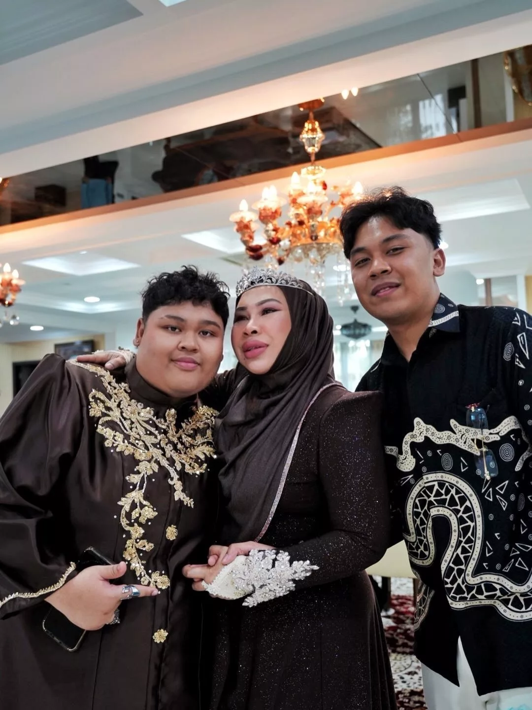 Cik B Rasa ‘Lonely’ Bila Kena Kongsi Kasih Sayang Datuk Seri Vida, Fazley Tampil Tenangkan Hati 9 Cik B Rasa ‘Lonely’ Bila Kena Kongsi Kasih Sayang Datuk Seri Vida, Fazley Tampil Tenangkan Hati