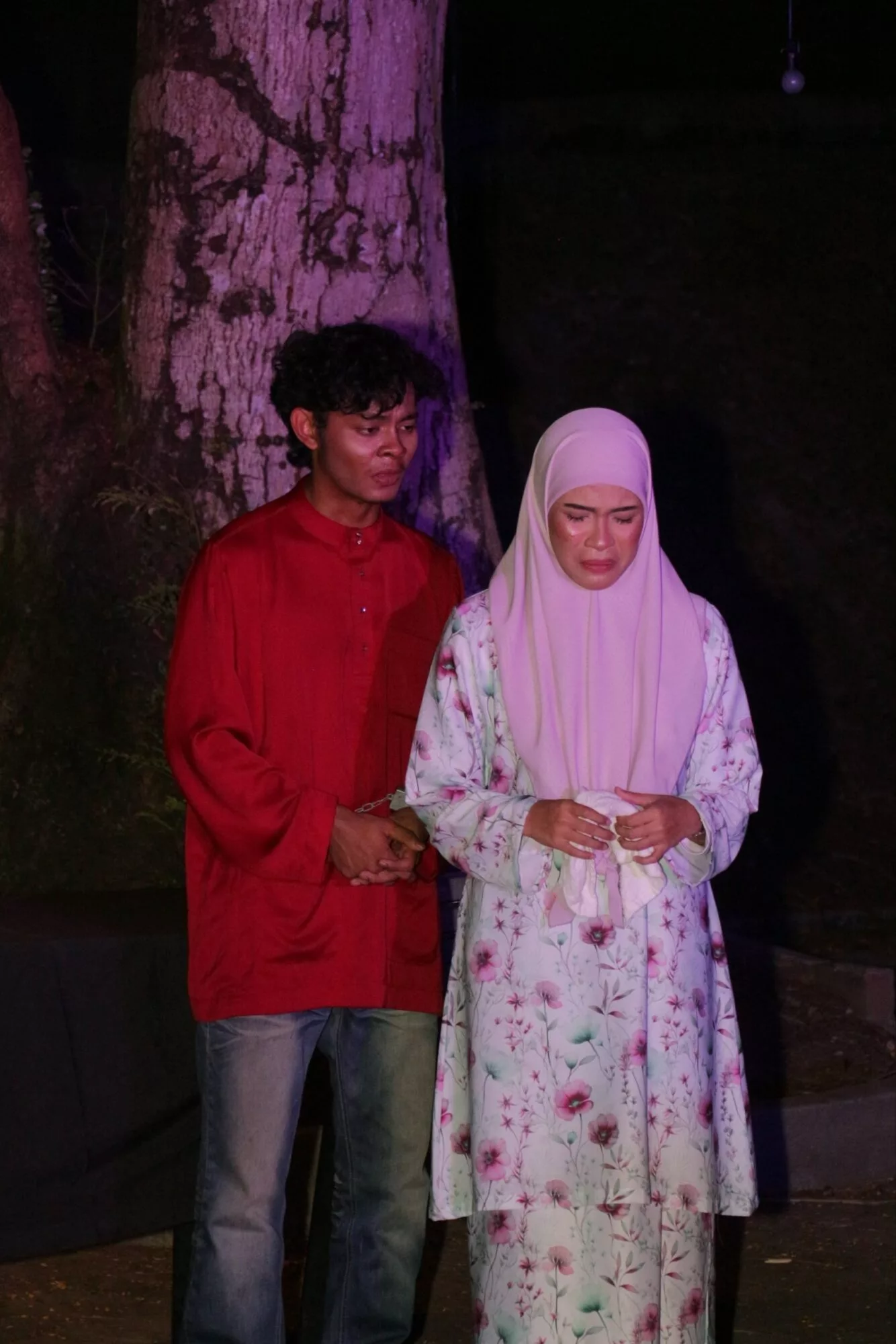 Teater Di Bawah Pokok 'Rahmat Jumaat' Cetus Fenomena Kreatif, Tarik Minat Pelajar Universiti Nikmati Seni Imersif 16 Teater Di Bawah Pokok ‘Rahmat Jumaat’ Cetus Fenomena Kreatif, Tarik Minat Pelajar Universiti Nikmati Seni Imersif
