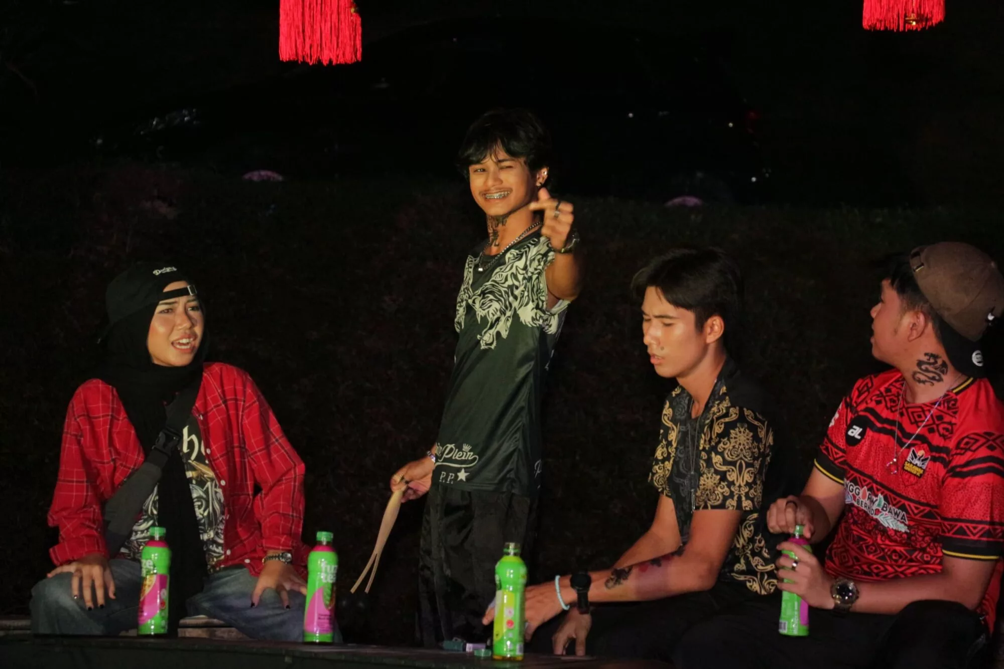 Teater Di Bawah Pokok 'Rahmat Jumaat' Cetus Fenomena Kreatif, Tarik Minat Pelajar Universiti Nikmati Seni Imersif 15 Teater Di Bawah Pokok ‘Rahmat Jumaat’ Cetus Fenomena Kreatif, Tarik Minat Pelajar Universiti Nikmati Seni Imersif