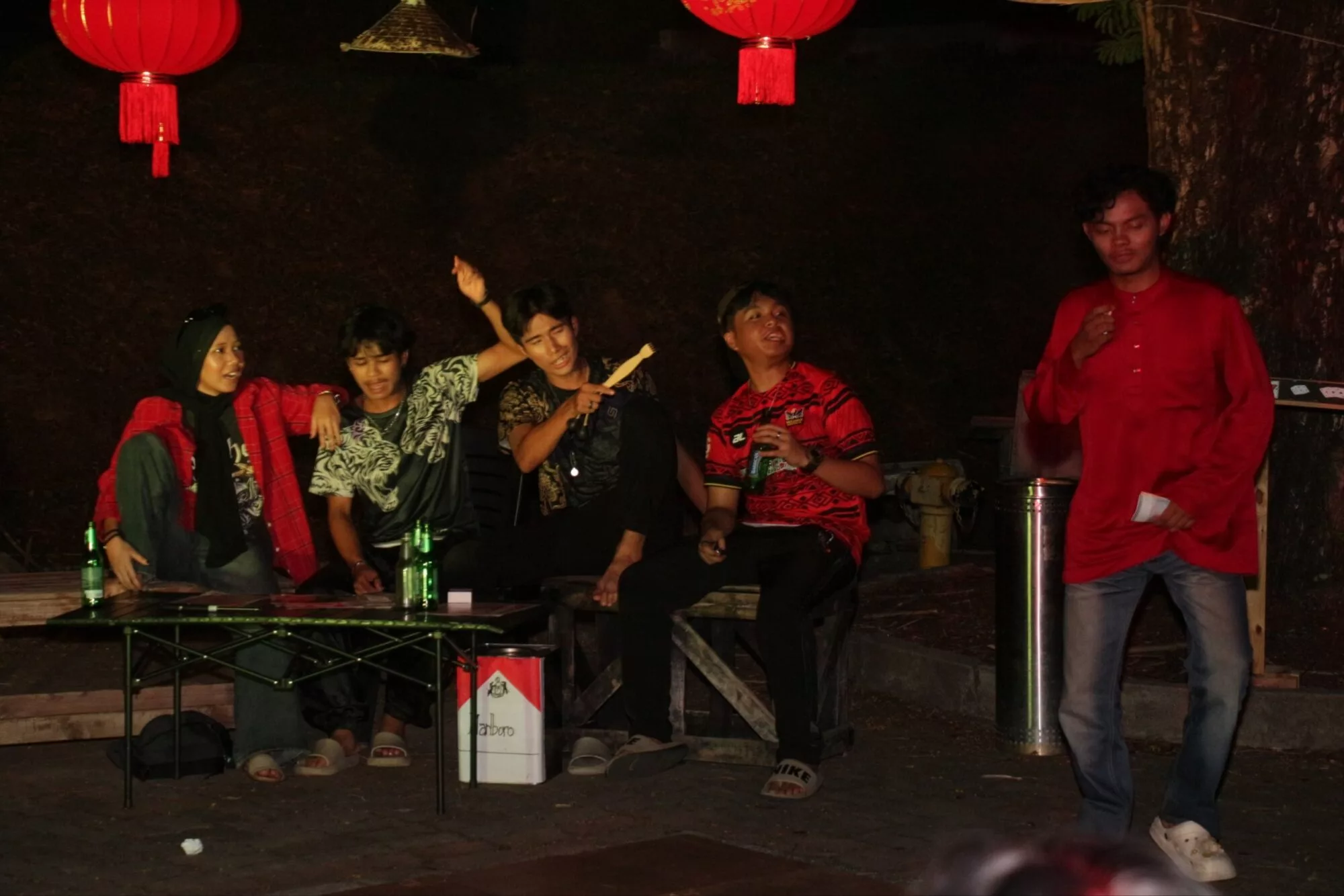 Teater Di Bawah Pokok 'Rahmat Jumaat' Cetus Fenomena Kreatif, Tarik Minat Pelajar Universiti Nikmati Seni Imersif 13 Teater Di Bawah Pokok ‘Rahmat Jumaat’ Cetus Fenomena Kreatif, Tarik Minat Pelajar Universiti Nikmati Seni Imersif