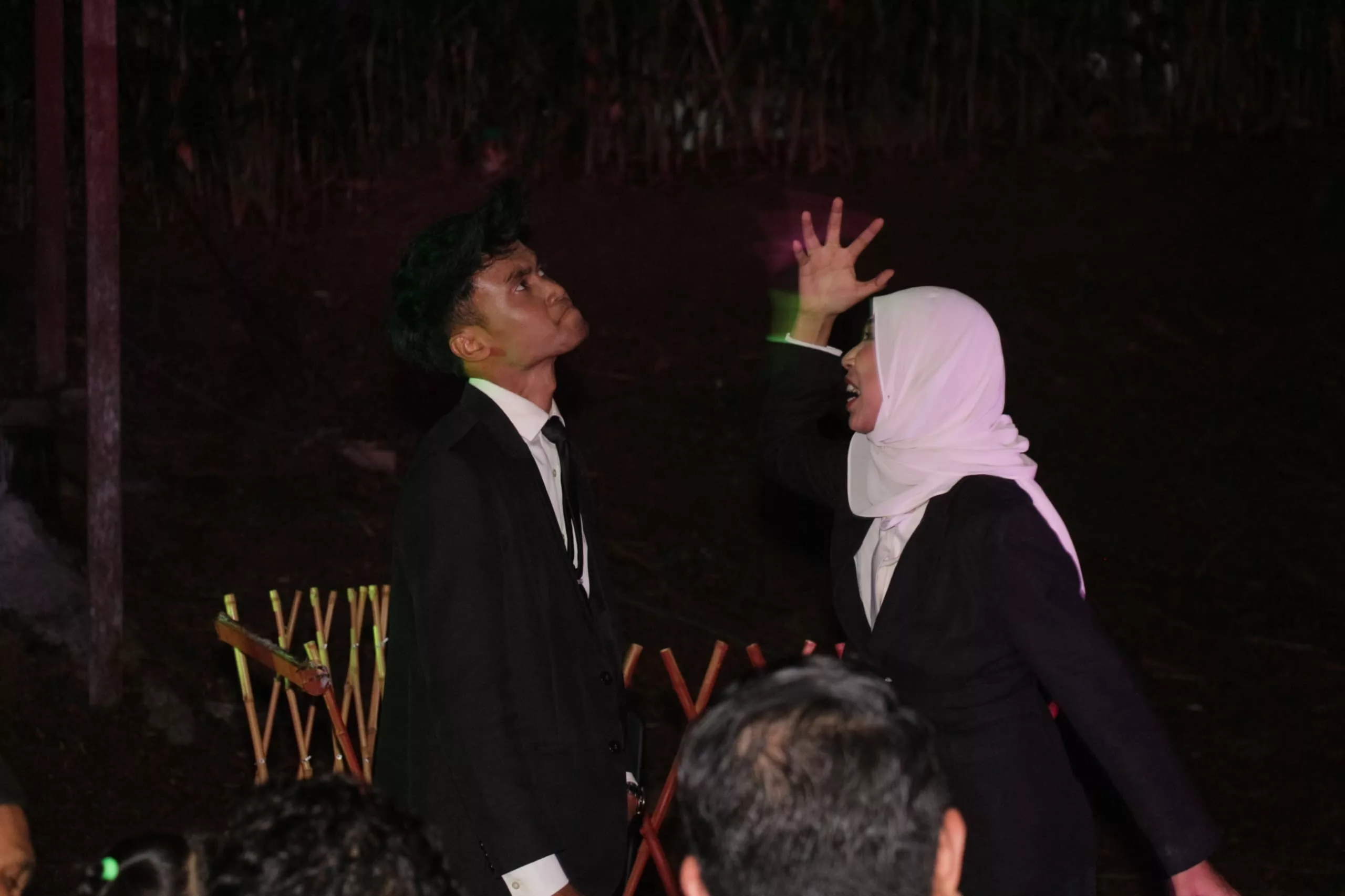 Teater Di Bawah Pokok 'Rahmat Jumaat' Cetus Fenomena Kreatif, Tarik Minat Pelajar Universiti Nikmati Seni Imersif 11 Teater Di Bawah Pokok ‘Rahmat Jumaat’ Cetus Fenomena Kreatif, Tarik Minat Pelajar Universiti Nikmati Seni Imersif