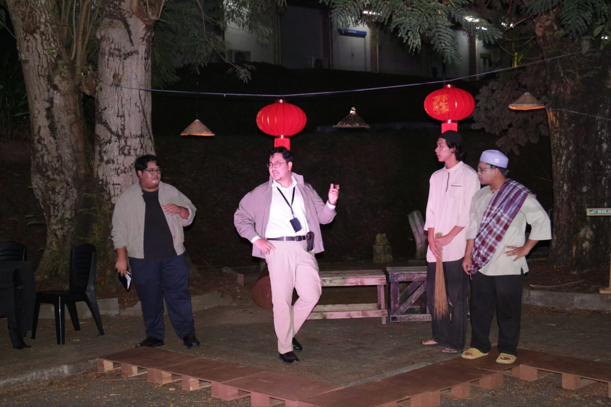 Teater Di Bawah Pokok 'Rahmat Jumaat' Cetus Fenomena Kreatif, Tarik Minat Pelajar Universiti Nikmati Seni Imersif 14 Teater Di Bawah Pokok ‘Rahmat Jumaat’ Cetus Fenomena Kreatif, Tarik Minat Pelajar Universiti Nikmati Seni Imersif
