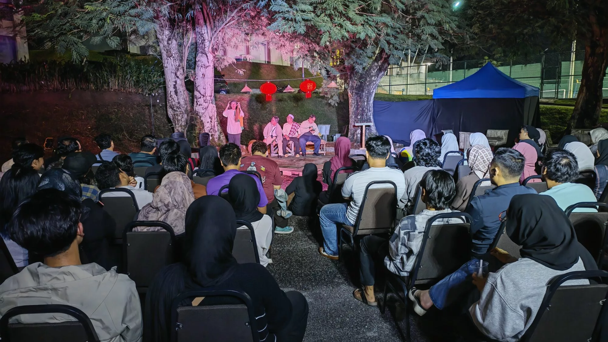 Teater Di Bawah Pokok 'Rahmat Jumaat' Cetus Fenomena Kreatif, Tarik Minat Pelajar Universiti Nikmati Seni Imersif 17 Teater Di Bawah Pokok ‘Rahmat Jumaat’ Cetus Fenomena Kreatif, Tarik Minat Pelajar Universiti Nikmati Seni Imersif