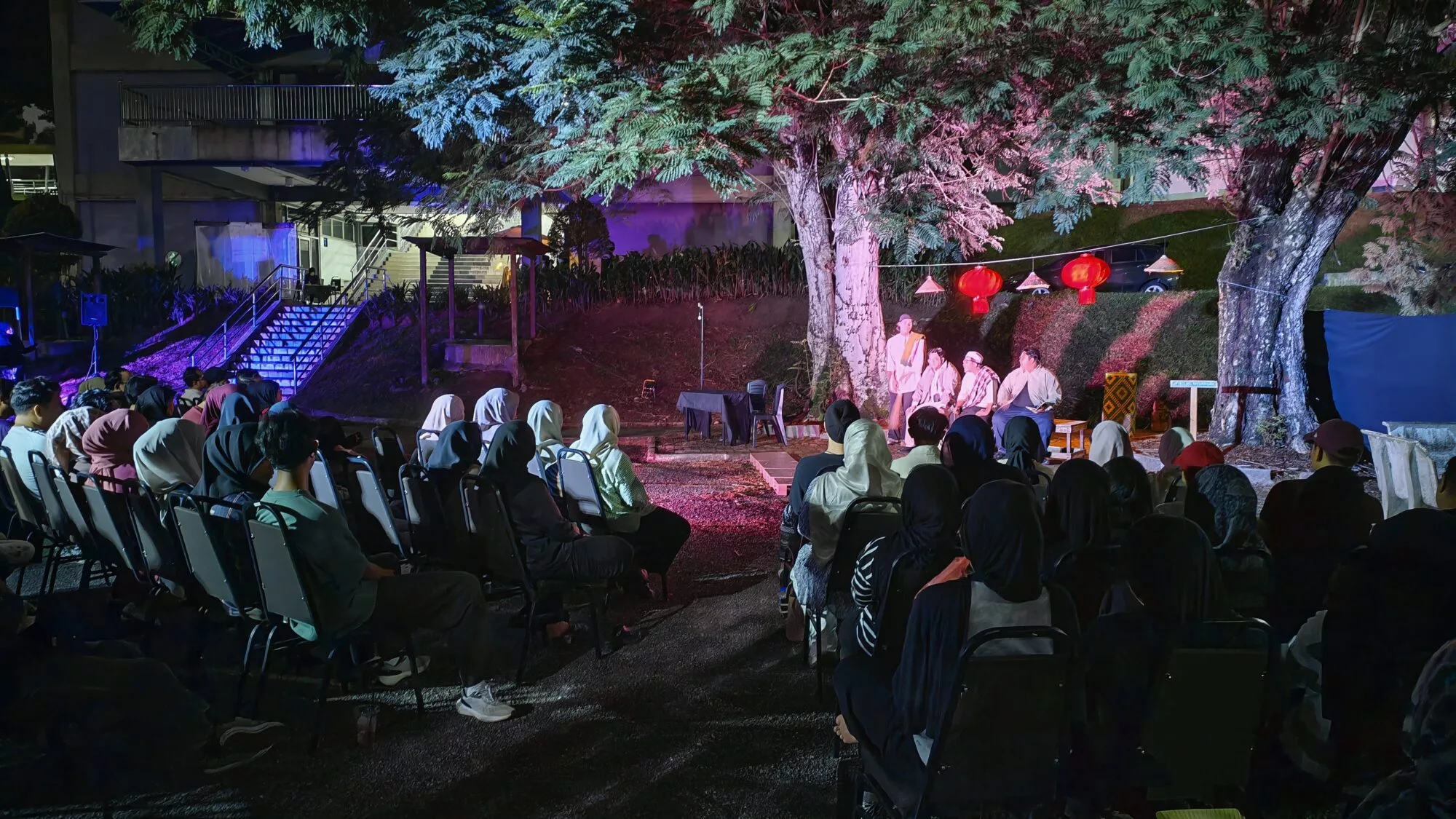 Teater Di Bawah Pokok 'Rahmat Jumaat' Cetus Fenomena Kreatif, Tarik Minat Pelajar Universiti Nikmati Seni Imersif 12 Teater Di Bawah Pokok ‘Rahmat Jumaat’ Cetus Fenomena Kreatif, Tarik Minat Pelajar Universiti Nikmati Seni Imersif