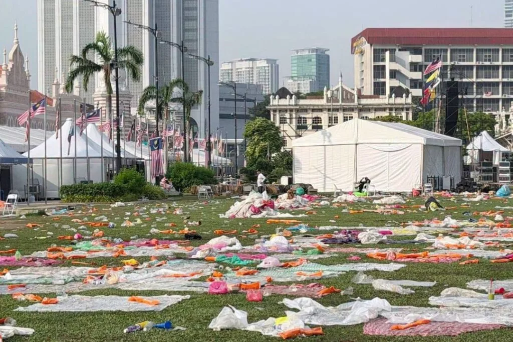 “Mentaliti Sampah Dari Rakyat Kelas Ketiga” Antara Kecaman Netizen Selepas Dataran Merdeka Dipenuhi Sampah