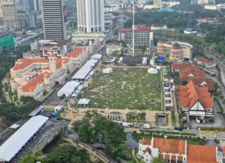 “Mentaliti Sampah Dari Rakyat Kelas Ketiga” Antara Kecaman Netizen Selepas Dataran Merdeka Dipenuhi Sampah