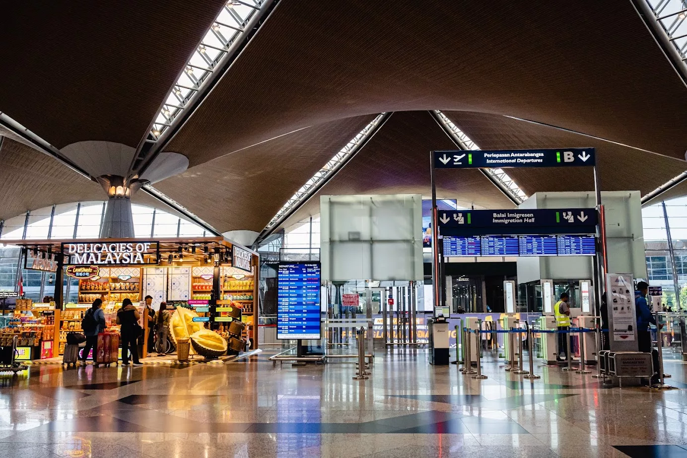 Raptai Lintasan Udara Hari Kebangsaan, Penerbangan Di KLIA Dihentikan Sementara