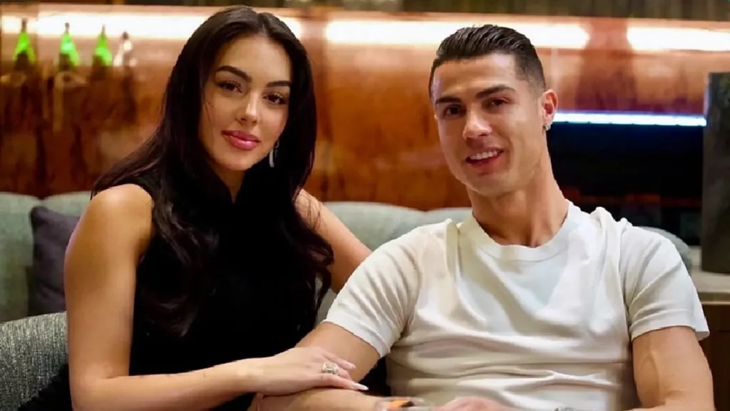Cristiano Ronaldo & Georgina Rodríguez Akhirnya Kahwin, Kongsi Foto Cincin Selepas 10 Tahun Bersama 4 Cristiano Ronaldo & Georgina Rodríguez Akhirnya Kahwin, Kongsi Foto Cincin Selepas 10 Tahun Bersama