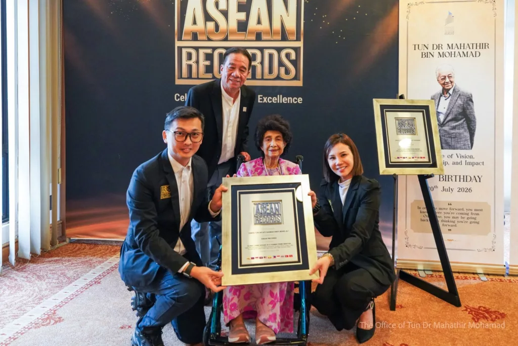 Selepas 70 Tahun Bersama, Tun M & Tun Siti Hasmah Raih Rekod Bersejarah Asia