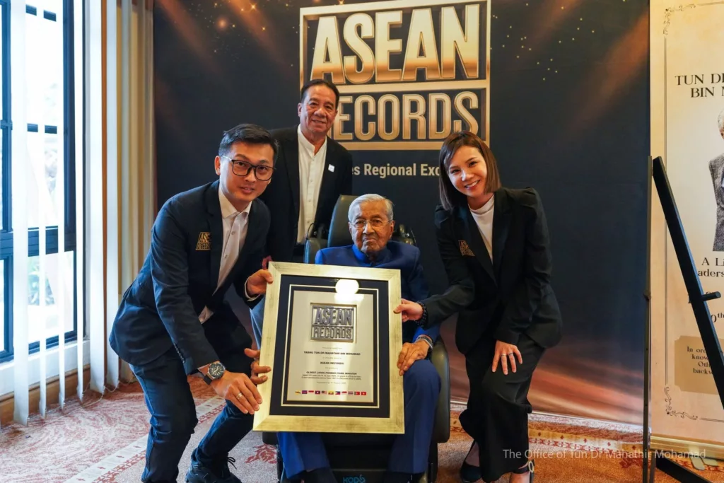 Selepas 70 Tahun Bersama, Tun M & Tun Siti Hasmah Raih Rekod Bersejarah Asia