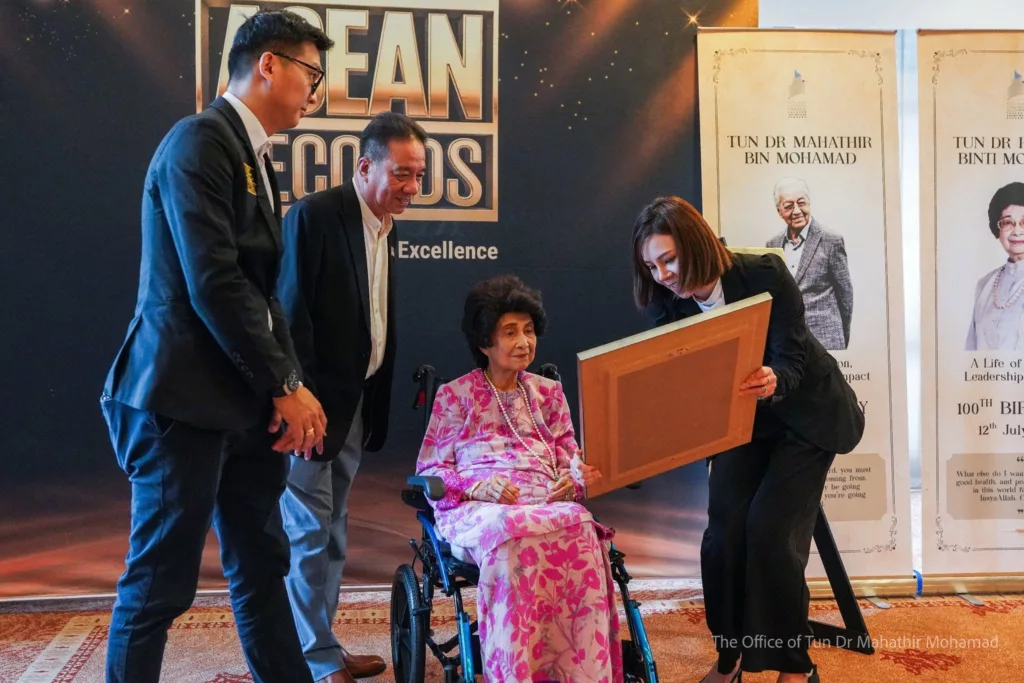 Selepas 70 Tahun Bersama, Tun M & Tun Siti Hasmah Raih Rekod Bersejarah Asia