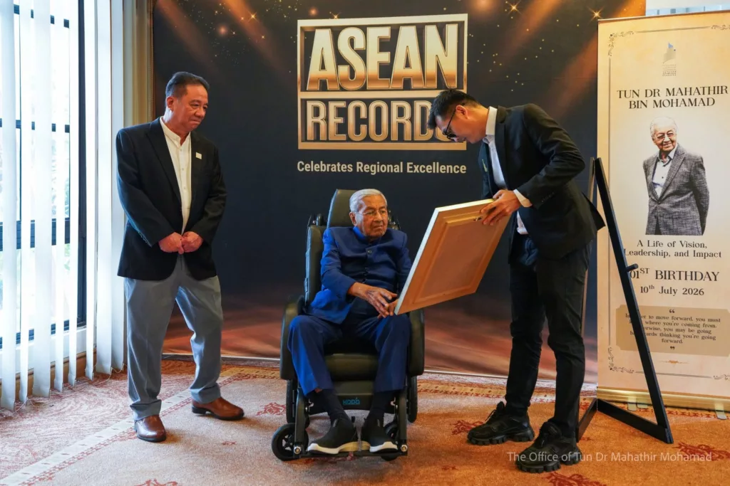 Selepas 70 Tahun Bersama, Tun M & Tun Siti Hasmah Raih Rekod Bersejarah Asia