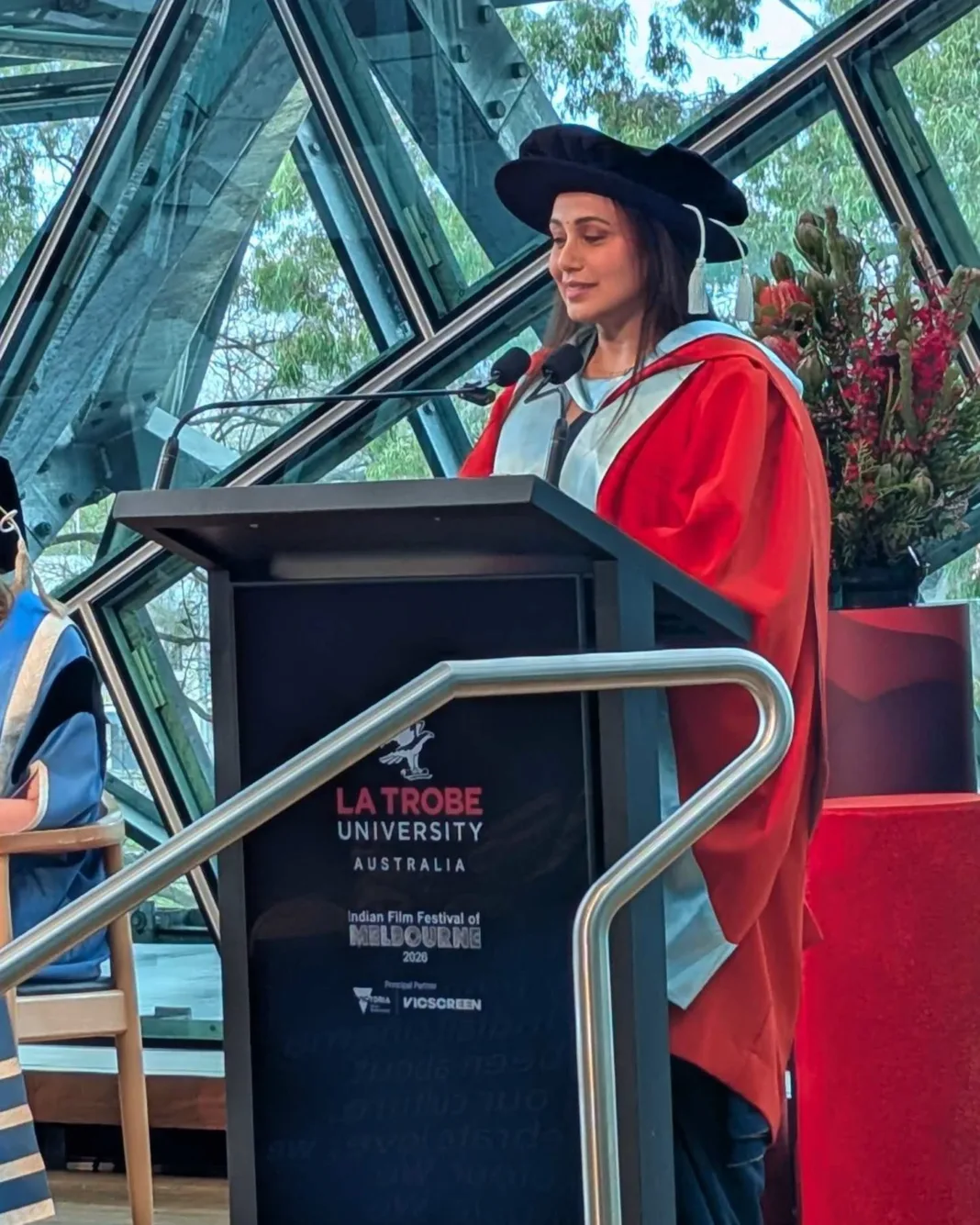 Rani Mukherjee Terima Doktor Kehormat La Trobe University, Ikut Jejak Shah Rukh Khan
