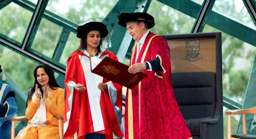 Rani Mukherjee Terima Doktor Kehormat La Trobe University, Ikut Jejak Shah Rukh Khan