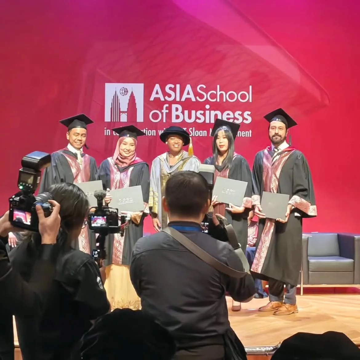 Bront Palarae Berjaya Genggam MBA Selepas Lima Tahun, Buktikan Usia Bukan Penghalang Kejar Ilmu